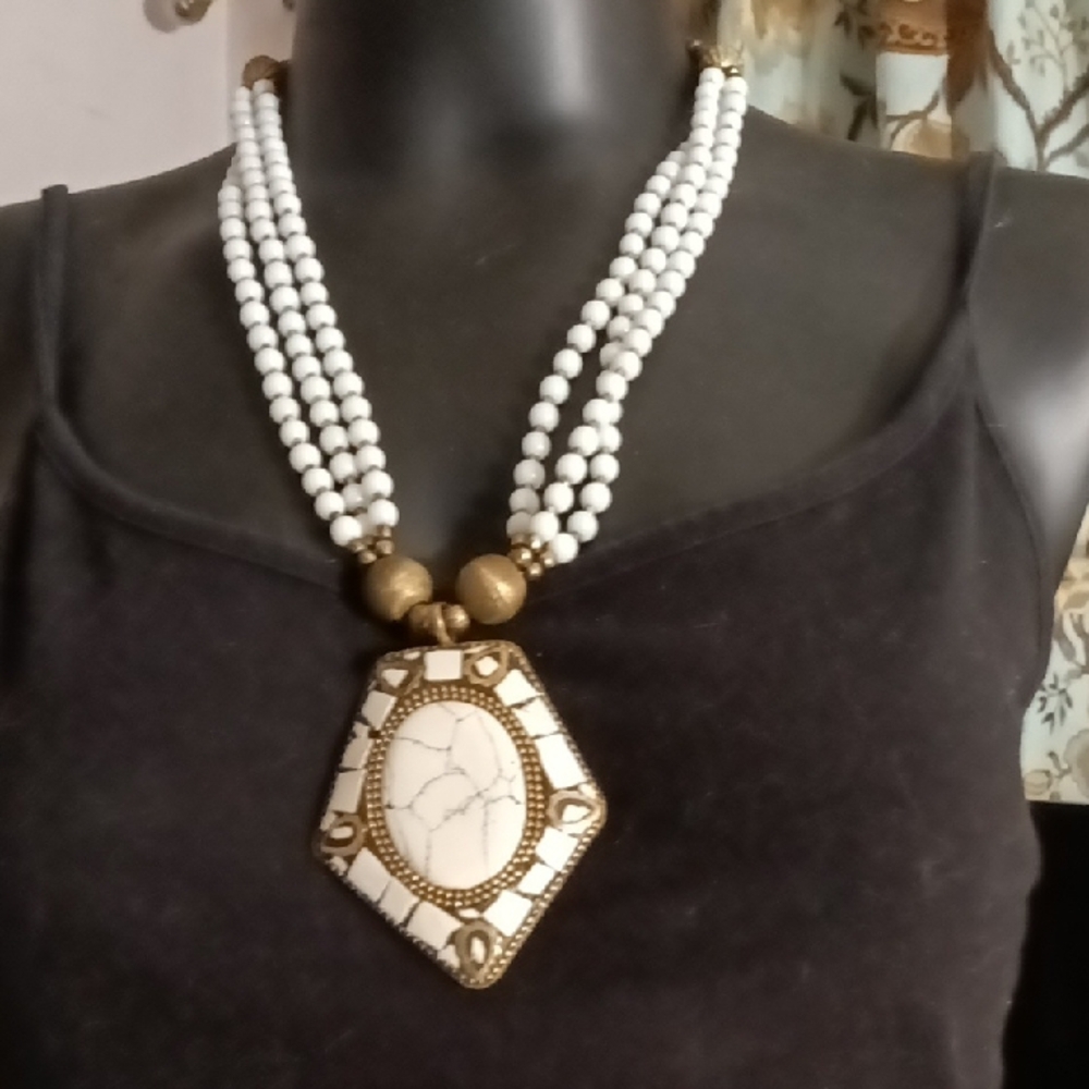 Elegant White and Gold Beaded Necklace